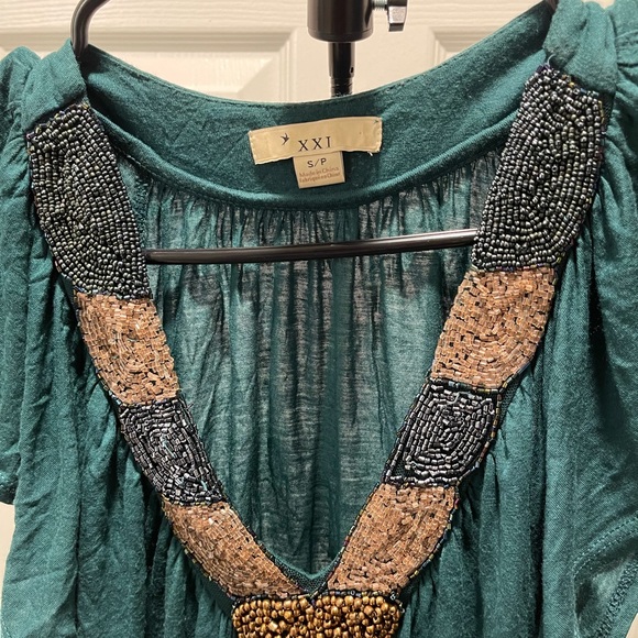 🛑 Teal Short-Sleeved Top with a V-Neck and Beaded Embellishment - Picture 3 of 7